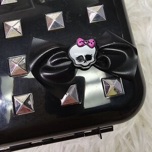 Monster High Studded Purse Ghouls Got Charm Keeper Purse Silver Strap Skulettte